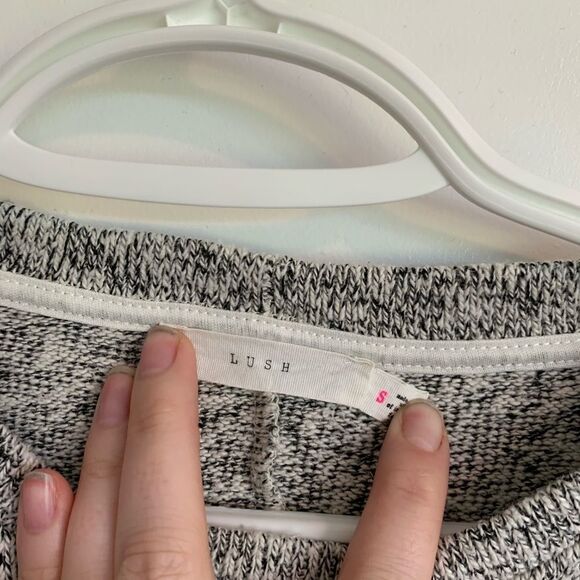 LUSH Cable Knit Wide-Sleeved Sweater - Picture 5 of 6